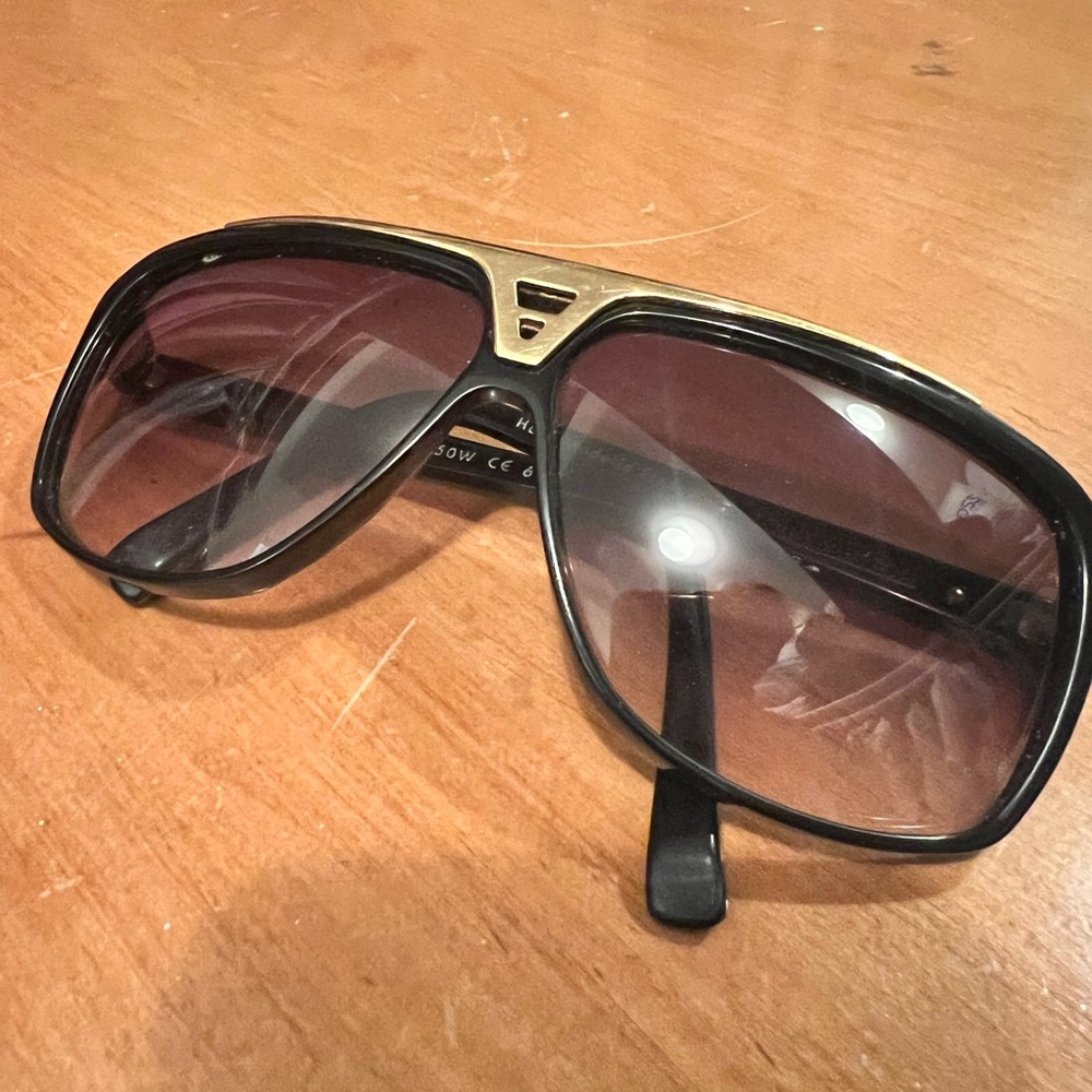 Louis Vuitton Evidence  Aviator Sunglasses
Unisex
